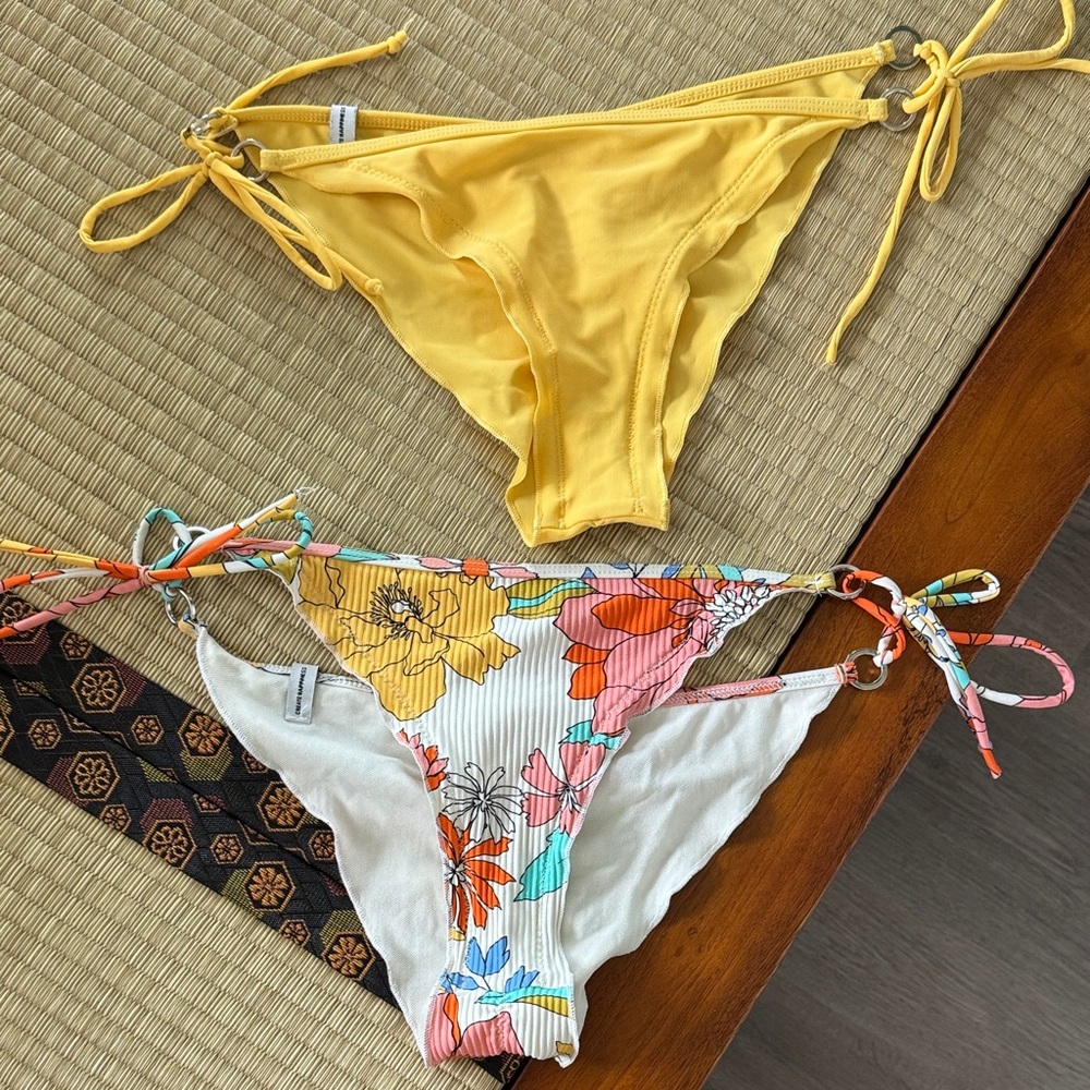 Body Glove Yellow and Floral Bikini Bottoms with ruching. Size M